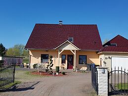 Reizendes Ferienhaus mit Swimmingpool Naehe Ostsee