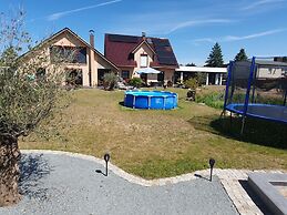 Reizendes Ferienhaus mit Swimmingpool Naehe Ostsee