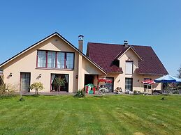 Reizendes Ferienhaus mit Swimmingpool Naehe Ostsee