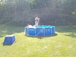 Reizendes Ferienhaus mit Swimmingpool Naehe Ostsee