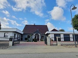 Reizendes Ferienhaus mit Swimmingpool Naehe Ostsee