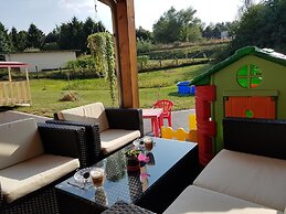 Reizendes Ferienhaus mit Swimmingpool Naehe Ostsee