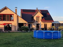 Reizendes Ferienhaus mit Swimmingpool Naehe Ostsee