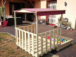 Reizendes Ferienhaus mit Swimmingpool Naehe Ostsee