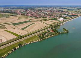 Spacious Apartment in Veli Rat With Courtyard