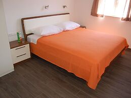 Spacious Apartment in Veli Rat With Courtyard