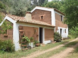Quiet Cottage in Estate Casas da Cerca near Troviscais