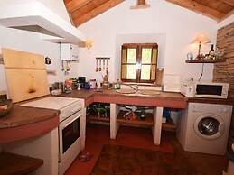 Quiet Cottage in Estate Casas da Cerca near Troviscais
