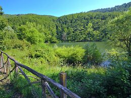 Holiday House with Pool & Large Garden Overlooking Lake near Tuscany