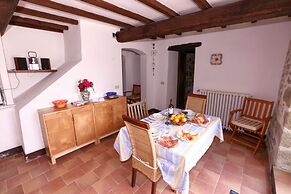 Holiday House with Pool & Large Garden Overlooking Lake near Tuscany