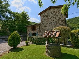 Holiday House with Pool & Large Garden Overlooking Lake near Tuscany