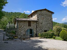 Holiday House with Pool & Large Garden Overlooking Lake near Tuscany