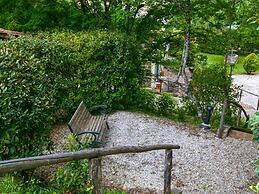 Holiday House with Pool & Large Garden Overlooking Lake near Tuscany