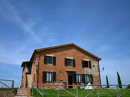 Farmhouse in Arbia Asciano With Pool