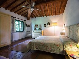 Apartment With Swimming Pool in Ghizzano Italy