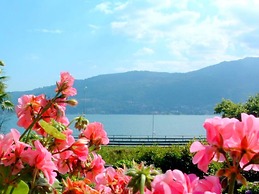 Apartment in Residence on Lake Maggiore near Beach