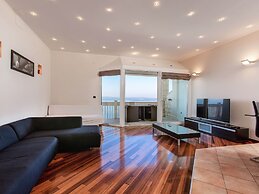 Modern Apartment in Podstrana with Hot Tub