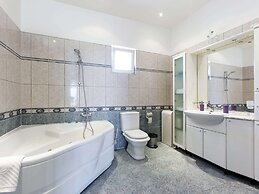 Modern Apartment in Podstrana with Hot Tub