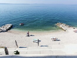 Modern Apartment in Podstrana with Hot Tub