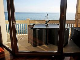 Modern Apartment in Podstrana with Hot Tub