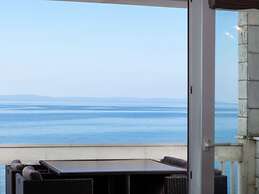 Modern Apartment in Podstrana with Hot Tub