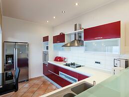 Modern Apartment in Podstrana with Hot Tub