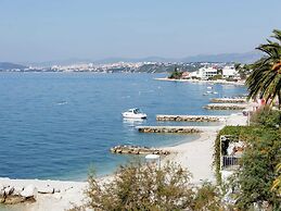 Modern Apartment in Podstrana with Hot Tub