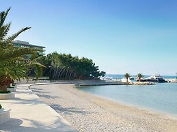 Modern Apartment in Podstrana with Hot Tub