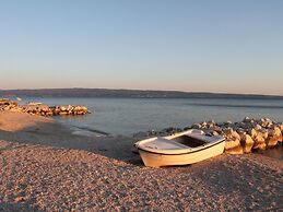 Modern Apartment in Podstrana with Hot Tub
