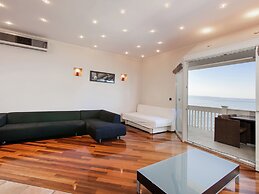 Modern Apartment in Podstrana with Hot Tub