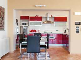 Modern Apartment in Podstrana with Hot Tub