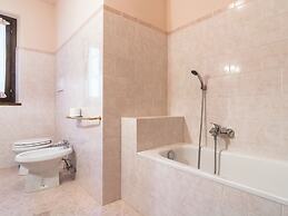 Villa in Lonnano With Pool