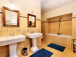 Beautiful Castle House in Spa With Spacious Garden