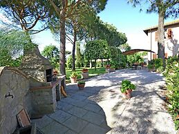 Belvilla by OYO Balmy Villa in Cortona With Pool