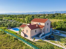 Peaceful Home in Policnik