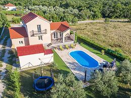 Peaceful Home in Policnik