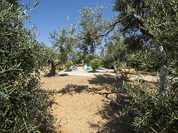 Snug Holiday Home in Pagkalohori