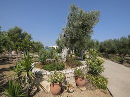 Snug Holiday Home in Pagkalohori