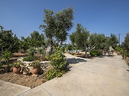 Snug Holiday Home in Pagkalohori