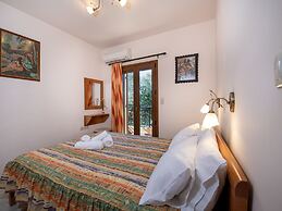 Snug Holiday Home in Pagkalohori