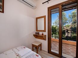 Snug Holiday Home in Pagkalohori