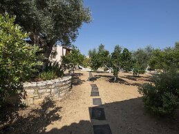 Snug Holiday Home in Pagkalohori