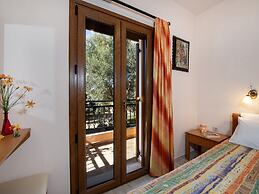 Snug Holiday Home in Pagkalohori