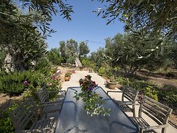 Snug Holiday Home in Pagkalohori