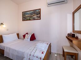 Snug Holiday Home in Pagkalohori