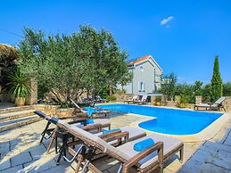 Apartment in Murter With Swimming Pool