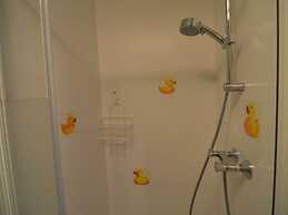 Lovely Modern Cottage With Sauna, Bubble Baths and Even a Beach on the