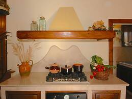 Agriturismo near Cortona with Spacious Garden & Swimming Pool