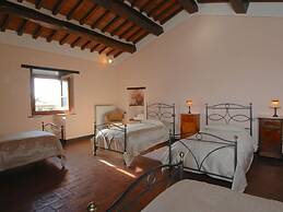 Agriturismo near Cortona with Spacious Garden & Swimming Pool