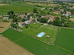Agriturismo near Cortona with Spacious Garden & Swimming Pool